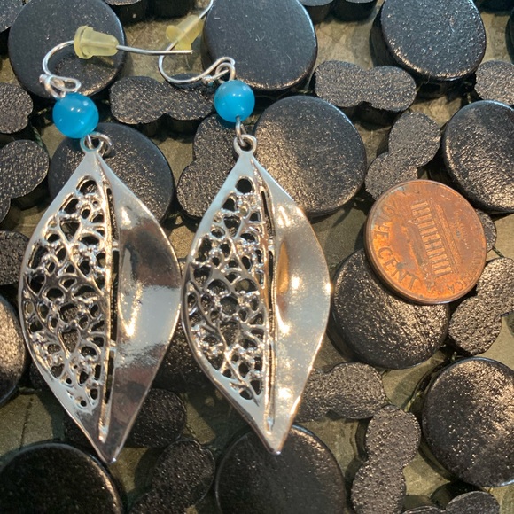 Silver and blue colored intricate dangly earrings. - Picture 3 of 7